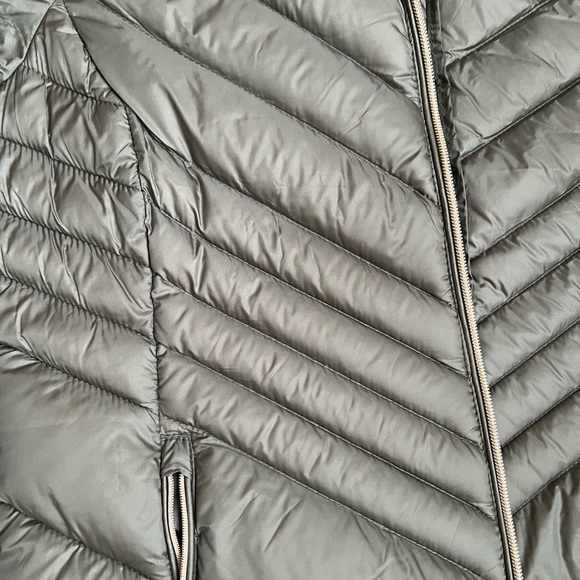 ⭐️ Firm Price⭐️ Like new, Michael Kors Puffer down jacket green Medium - Picture 6 of 7